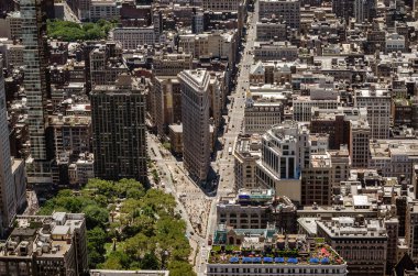 New York şehir binaları üzerindeki hava panoramik manzarası Flatiron binasının merkezindeydi.