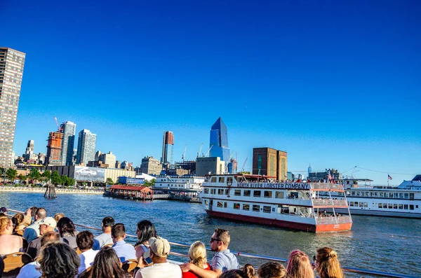 Blick Auf Gebäude Und Wolkenkratzer New York City Kreuzfahrt Blick — Stockfoto