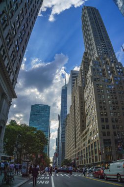 Ayaklanan New York şehir binaları ve gökdelenlerinin yayalara özgü panoramik manzarası
