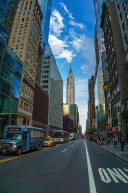 Ayaklanan New York şehir binaları ve gökdelenlerinin yayalara özgü panoramik manzarası