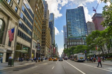 Ayaklanan New York şehir binaları ve gökdelenlerinin yayalara özgü panoramik manzarası
