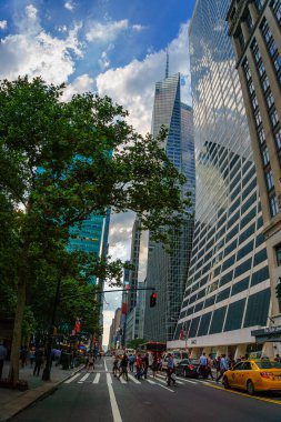 Ayaklanan New York şehir binaları ve gökdelenlerinin yayalara özgü panoramik manzarası