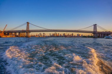 New York şehir binalarının ve gökdelenlerin panoramik manzarasını izle