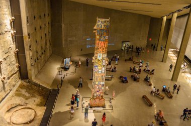 New York 'taki Sıfır Noktası' ndaki 11 Eylül Anıt Müzesi Vakfı 'ndaki son köşe yazısı. Ulusal 9-11 Memorial Müzesi 'nin içinde WTC vakfı hala duruyor..