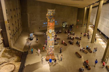 New York 'taki Sıfır Noktası' ndaki 11 Eylül Anıt Müzesi Vakfı 'ndaki son köşe yazısı. Ulusal 9-11 Memorial Müzesi 'nin içinde WTC vakfı hala duruyor..