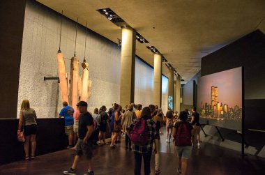 Birçok insan, vatandaş ve turist New York 'taki 11 Eylül Ulusal Anma Müzesi' ni ziyaret ediyor..