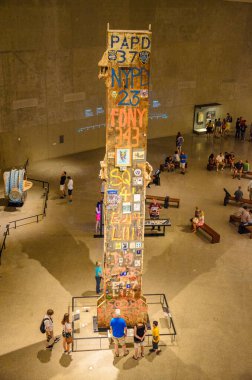New York 'taki Sıfır Noktası' ndaki 11 Eylül Anıt Müzesi Vakfı 'ndaki son köşe yazısı. Ulusal 9-11 Memorial Müzesi 'nin içinde WTC vakfı hala duruyor..