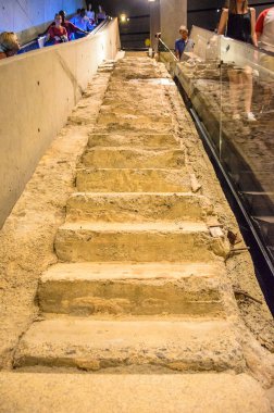 Orijinal İkiz Kulelerin Hayatta Kalma Merdivenleri New York 'taki Ulusal 9 / 11 Anma Müzesi' nde sergileniyor..