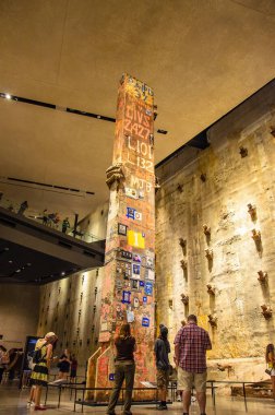 New York 'taki Sıfır Noktası' ndaki 11 Eylül Anıt Müzesi Vakfı 'ndaki son köşe yazısı. Ulusal 9-11 Memorial Müzesi 'nin içinde WTC vakfı hala duruyor..