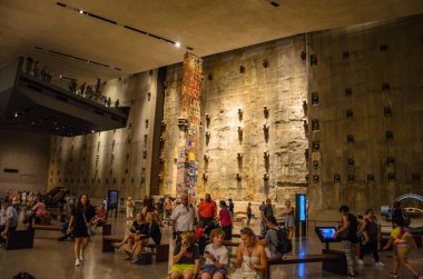 New York 'taki Sıfır Noktası' ndaki 11 Eylül Anıt Müzesi Vakfı 'ndaki son köşe yazısı. Ulusal 9-11 Memorial Müzesi 'nin içinde WTC vakfı hala duruyor..
