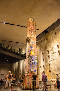 New York 'taki Sıfır Noktası' ndaki 11 Eylül Anıt Müzesi Vakfı 'ndaki son köşe yazısı. Ulusal 9-11 Memorial Müzesi 'nin içinde WTC vakfı hala duruyor..