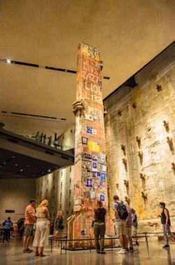 New York 'taki Sıfır Noktası' ndaki 11 Eylül Anıt Müzesi Vakfı 'ndaki son köşe yazısı. Ulusal 9-11 Memorial Müzesi 'nin içinde WTC vakfı hala duruyor..