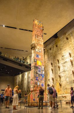 Birçok insan, vatandaş ve turist New York 'taki 11 Eylül Ulusal Anma Müzesi' ni ziyaret ediyor..