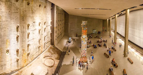Birçok insan, vatandaş ve turist New York 'taki 11 Eylül Ulusal Anma Müzesi' ni ziyaret ediyor..