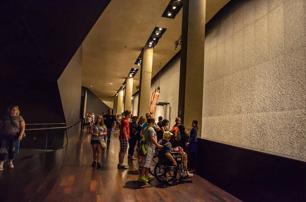 Wiele Osób Obywateli Turystów Odwiedzić Wnętrze National Memorial Museum Nowym — Zdjęcie stockowe