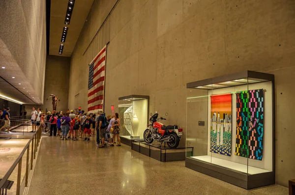 Lot People Citizens Tourists Visit Interior National Memorial Museum New — Stock Photo, Image