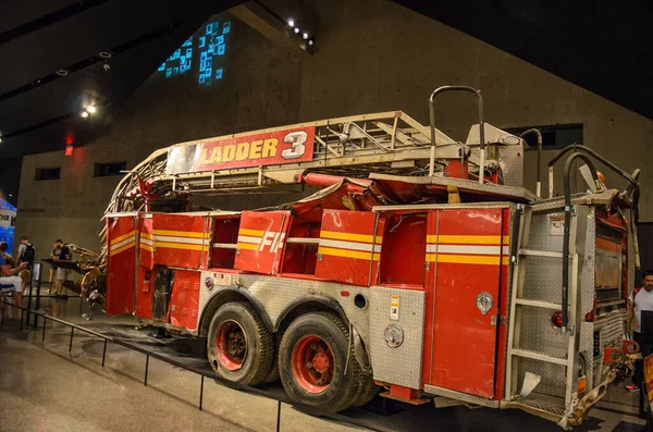 Manhattan 'ın aşağısındaki Ground Zero' daki 9 / 11 Memorial Müzesi. Burada, Center Passage 'da Merdiven Şirketi 3. Kamyon, New York İtfaiye Departmanı - Amerika Birleşik Devletleri.