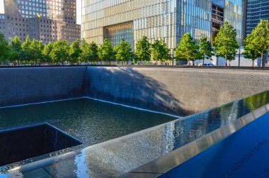Manhattan, New York, Amerika Birleşik Devletleri: Dünya Ticaret Merkezi 9-11 terör saldırısı mağdurları anıtı ve müzesi, sıfır noktasındaki büyük çeşme parkı.