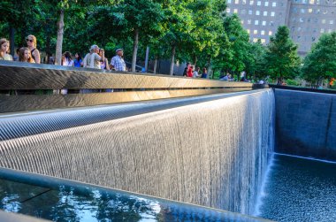 Manhattan, New York, Amerika Birleşik Devletleri: Dünya Ticaret Merkezi 9-11 terör saldırısı mağdurları anıtı ve müzesi, sıfır noktasındaki büyük çeşme parkı.