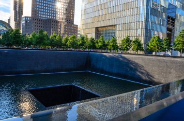 Manhattan, New York, Amerika Birleşik Devletleri: Dünya Ticaret Merkezi 9-11 terör saldırısı mağdurları anıtı ve müzesi, sıfır noktasındaki büyük çeşme parkı.