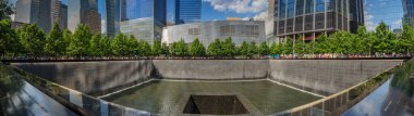 Manhattan, New York, Amerika Birleşik Devletleri: Dünya Ticaret Merkezi 9-11 terör saldırısı mağdurları anıtı ve müzesi, sıfır noktasındaki büyük çeşme parkı.