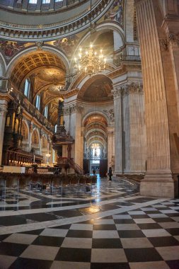 Londra 'daki St. Paul Katedrali' nin içinde, iç bina detayları. Bir Anglikan katedrali, Londra Piskoposluğu 'nun ve Londra Piskoposluğu' nun ana kilisesidir..