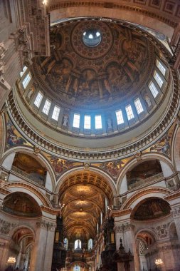 Londra 'daki St. Paul Katedrali' nin içinde, iç bina detayları. Bir Anglikan katedrali, Londra Piskoposluğu 'nun ve Londra Piskoposluğu' nun ana kilisesidir..