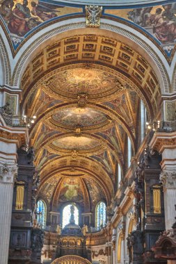 Londra 'daki St. Paul Katedrali' nin içinde, iç bina detayları. Bir Anglikan katedrali, Londra Piskoposluğu 'nun ve Londra Piskoposluğu' nun ana kilisesidir..