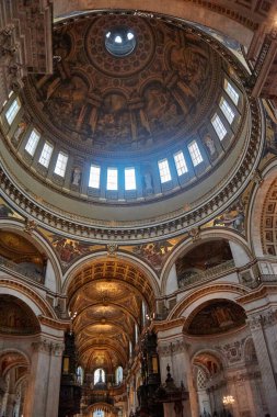 Londra 'daki St. Paul Katedrali' nin içinde, iç bina detayları. Bir Anglikan katedrali, Londra Piskoposluğu 'nun ve Londra Piskoposluğu' nun ana kilisesidir..
