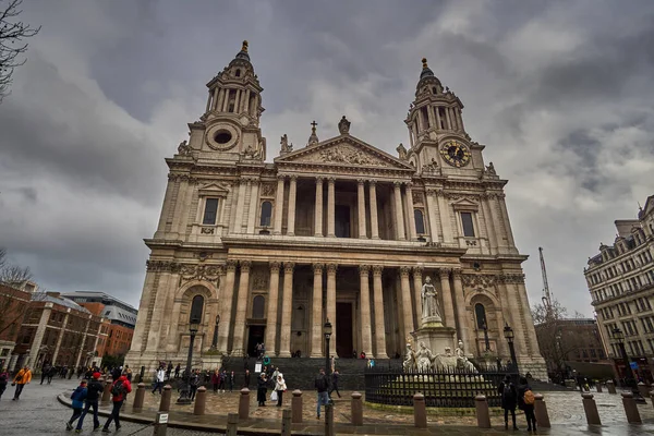 イギリスのセント ポール大聖堂とロンドン市 イギリスの旧市街とビジネス地区の教会と英国の都市景観 — ストック写真