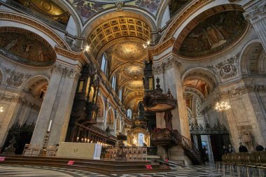 Londra 'daki St. Paul Katedrali' nin içinde, iç bina detayları. Bir Anglikan katedrali, Londra Piskoposluğu 'nun ve Londra Piskoposluğu' nun ana kilisesidir..