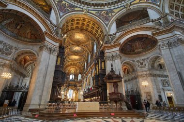 Londra 'daki St. Paul Katedrali' nin içinde, iç bina detayları. Bir Anglikan katedrali, Londra Piskoposluğu 'nun ve Londra Piskoposluğu' nun ana kilisesidir..