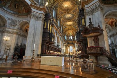 Londra 'daki St. Paul Katedrali' nin içinde, iç bina detayları. Bir Anglikan katedrali, Londra Piskoposluğu 'nun ve Londra Piskoposluğu' nun ana kilisesidir..