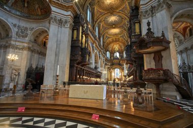 Londra 'daki St. Paul Katedrali' nin içinde, iç bina detayları. Bir Anglikan katedrali, Londra Piskoposluğu 'nun ve Londra Piskoposluğu' nun ana kilisesidir..