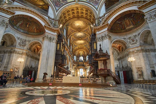 Londra 'daki St. Paul Katedrali' nin içinde, iç bina detayları. Bir Anglikan katedrali, Londra Piskoposluğu 'nun ve Londra Piskoposluğu' nun ana kilisesidir..