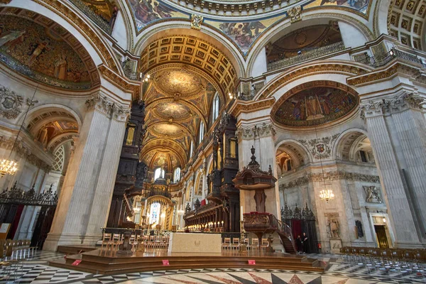 Londra 'daki St. Paul Katedrali' nin içinde, iç bina detayları. Bir Anglikan katedrali, Londra Piskoposluğu 'nun ve Londra Piskoposluğu' nun ana kilisesidir..