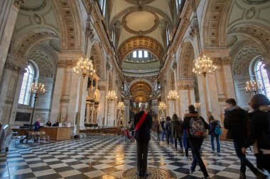 Londra 'daki St. Paul Katedrali' nin içinde, iç bina detayları. Bir Anglikan katedrali, Londra Piskoposluğu 'nun ve Londra Piskoposluğu' nun ana kilisesidir..