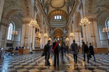 Londra 'daki St. Paul Katedrali' nin içinde, iç bina detayları. Bir Anglikan katedrali, Londra Piskoposluğu 'nun ve Londra Piskoposluğu' nun ana kilisesidir..