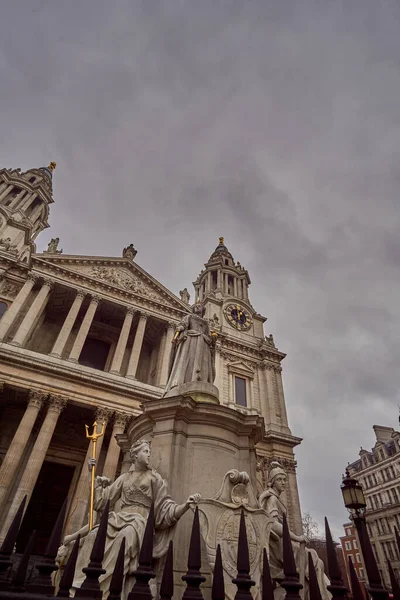 イギリスのセント ポール大聖堂とロンドン市 イギリスの旧市街とビジネス地区の教会と英国の都市景観 — ストック写真