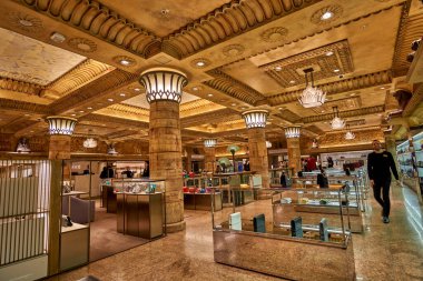Ünlü Harrods mağazasının iç mekanı, 2017 Şubat gecesi Londra, Knightsbridge 'de. Harrods Avrupa 'daki en büyük mağazadır..