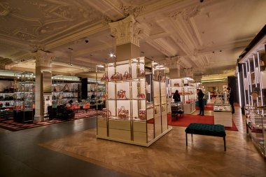Ünlü Harrods mağazasının iç mekanı, 2017 Şubat gecesi Londra, Knightsbridge 'de. Harrods Avrupa 'daki en büyük mağazadır..