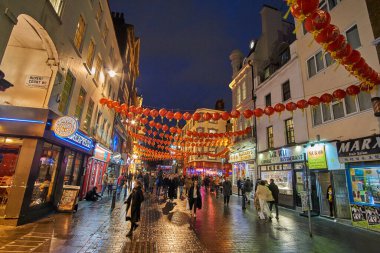 Londra 'daki Çin Mahallesi, İngiltere. Çin kenti, Çin fenerleri ve sokaklarda yürüyen bir sürü turistle süslenir. 1880 yılında Çinli denizciler ve tüccarlar tarafından kurulmuştur. Londra, Birleşik Krallık.