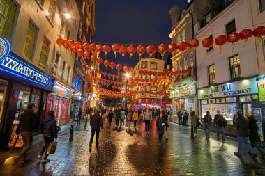 Londra 'daki Çin Mahallesi, İngiltere. Çin kenti, Çin fenerleri ve sokaklarda yürüyen bir sürü turistle süslenir. 1880 yılında Çinli denizciler ve tüccarlar tarafından kurulmuştur. Londra, Birleşik Krallık.