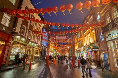Londra 'daki Çin Mahallesi, İngiltere. Çin kenti, Çin fenerleri ve sokaklarda yürüyen bir sürü turistle süslenir. 1880 yılında Çinli denizciler ve tüccarlar tarafından kurulmuştur. Londra, Birleşik Krallık.