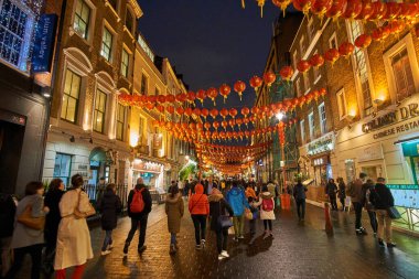 Londra 'daki Çin Mahallesi, İngiltere. Çin kenti, Çin fenerleri ve sokaklarda yürüyen bir sürü turistle süslenir. 1880 yılında Çinli denizciler ve tüccarlar tarafından kurulmuştur. Londra, Birleşik Krallık.