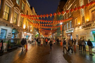 Londra 'daki Çin Mahallesi, İngiltere. Çin kenti, Çin fenerleri ve sokaklarda yürüyen bir sürü turistle süslenir. 1880 yılında Çinli denizciler ve tüccarlar tarafından kurulmuştur. Londra, Birleşik Krallık.