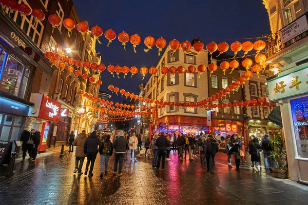 Londra 'daki Çin Mahallesi, İngiltere. Çin kenti, Çin fenerleri ve sokaklarda yürüyen bir sürü turistle süslenir. 1880 yılında Çinli denizciler ve tüccarlar tarafından kurulmuştur. Londra, Birleşik Krallık.
