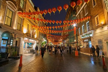 Londra 'daki Çin Mahallesi, İngiltere. Çin kenti, Çin fenerleri ve sokaklarda yürüyen bir sürü turistle süslenir. 1880 yılında Çinli denizciler ve tüccarlar tarafından kurulmuştur. Londra, Birleşik Krallık.