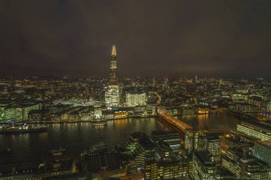 Londra 'nın panoramik hava manzarası. Gün batımında Thames nehrine hakim olan Çömlek gökdeleniyle birlikte Londra, İngiltere..