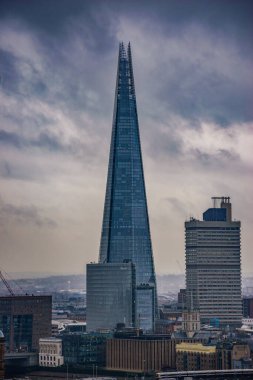Londra 'nın panoramik hava manzarası. Gün batımında Thames nehrine hakim olan Çömlek gökdeleniyle birlikte Londra, İngiltere..